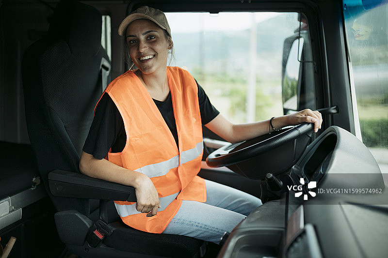 卡车内的女司机肖像图片素材