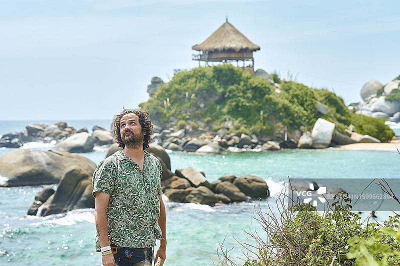 在哥伦比亚泰罗纳国家公园圣胡安角的快乐男人图片素材