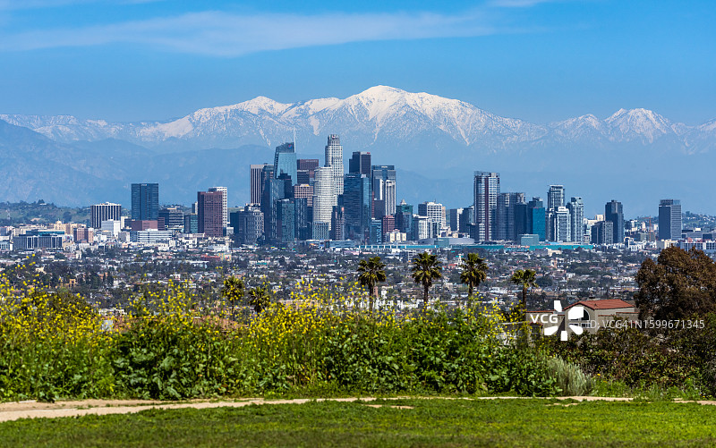 洛杉矶市中心天际线和雪山图片素材