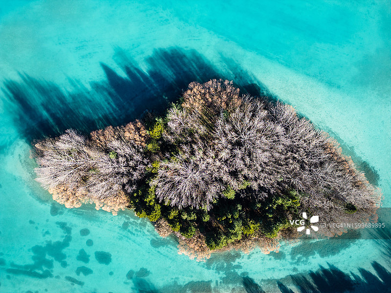 新西兰特威泽尔附近的鲁阿塔尼瓦湖中的岛屿图片素材