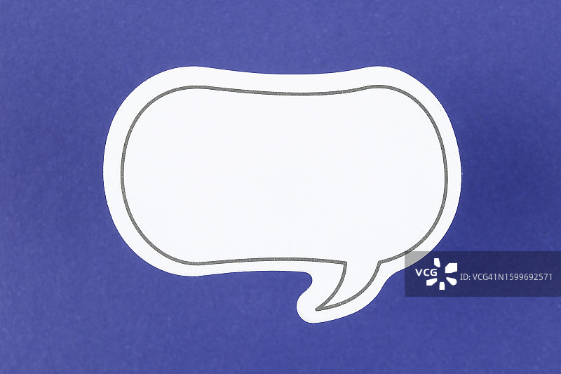 蓝色背景上的对话气泡图片素材