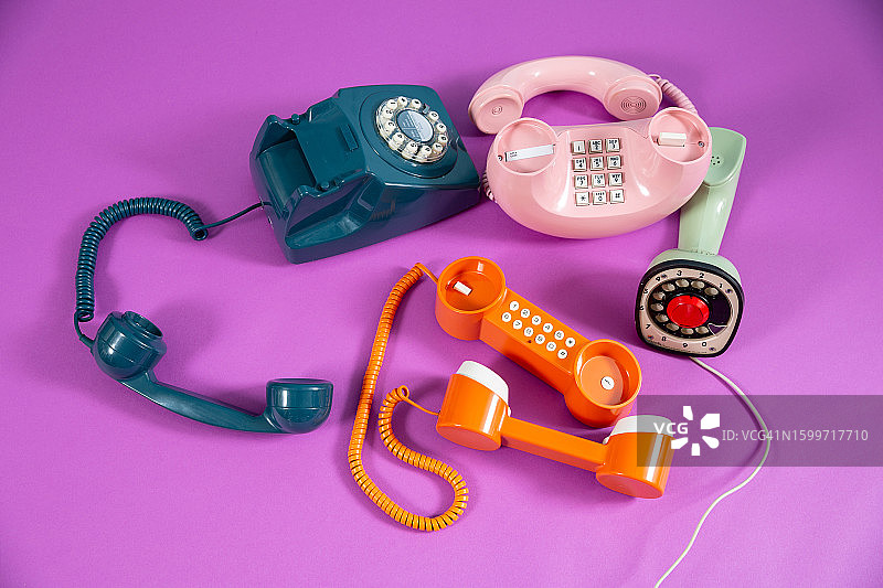 一组复古的彩色家用电话图片素材