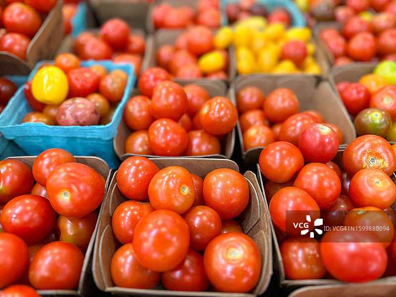 市场上的新鲜番茄图片素材