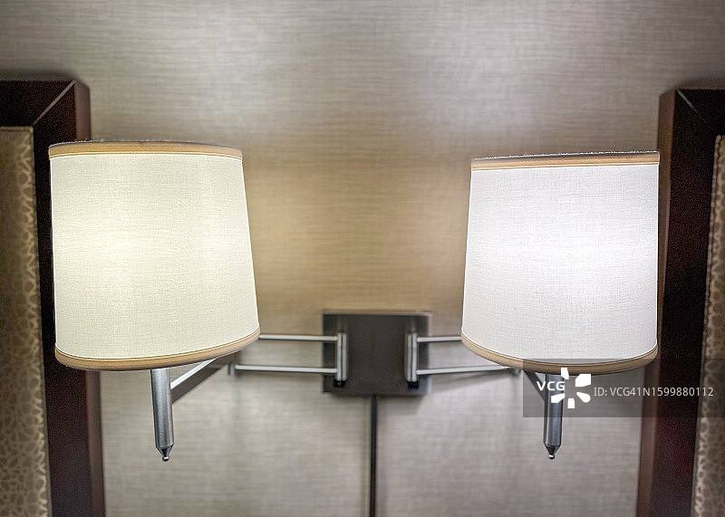 床之间的双头现代壁灯图片素材