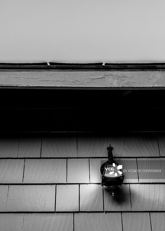 户外古典木瓦壁灯图片素材