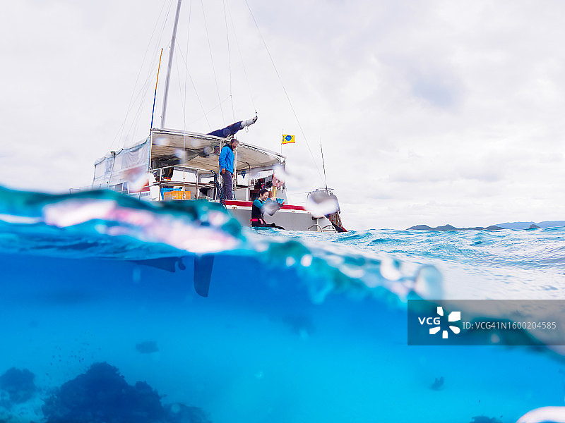 阿嘉岛西滨海滩美丽珊瑚礁巡游水面照片图片素材