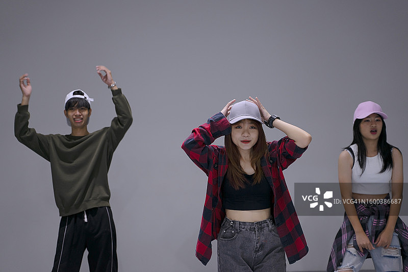 青少年在工作室学习跳舞图片素材