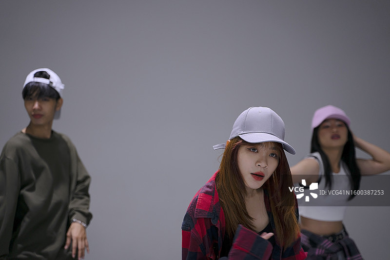 青少年在工作室学习跳舞图片素材