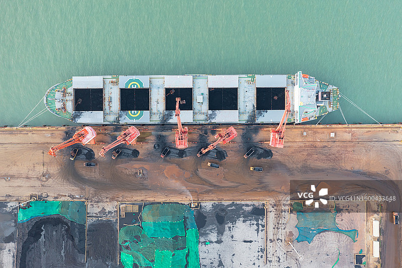 港口内的运煤散货船图片素材