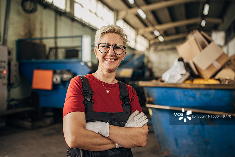 自豪的女性工人在回收中心工作图片素材
