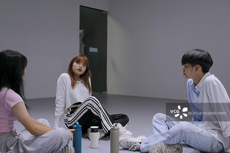 青少年在工作室学习跳舞图片素材