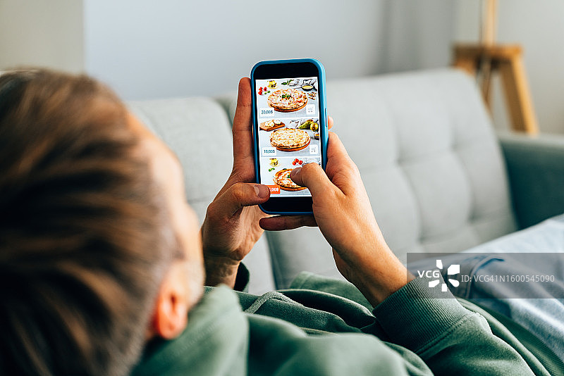 无接触食品配送：手机屏幕上的App图片素材