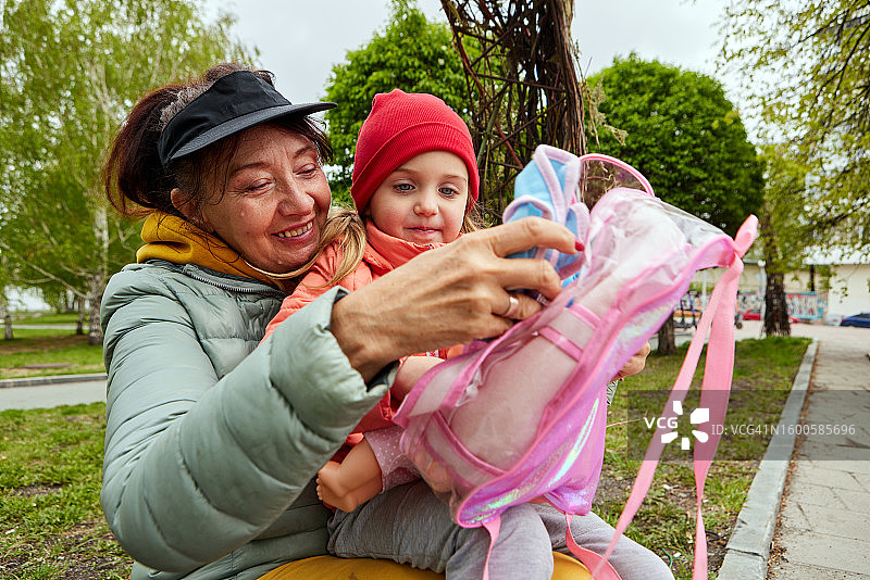 祖母在户外拥抱孙女图片素材
