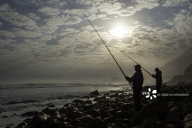 南非开普敦迷雾悬崖海钓图片素材
