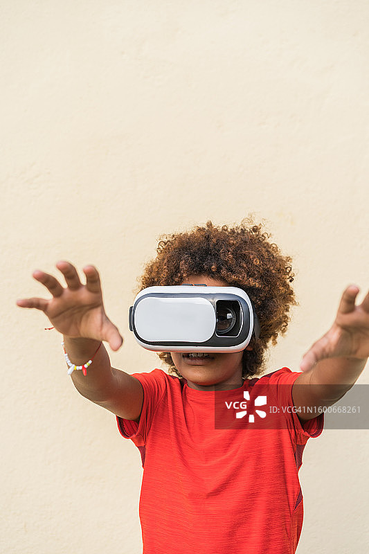 男孩在户外玩VR眼镜图片素材
