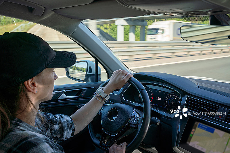 高角度看女人在多车道高速公路上开车图片素材