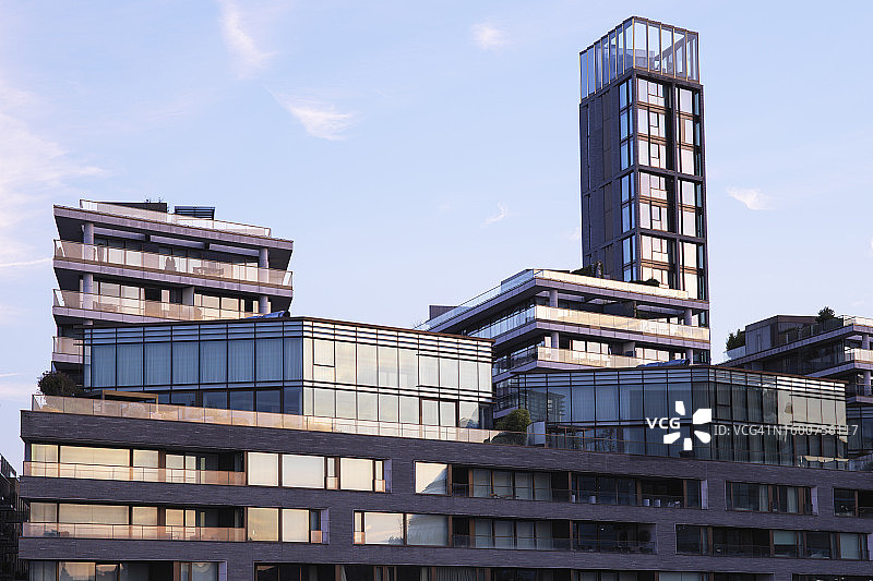 暮色下的伦敦现代住宅楼外墙图片素材