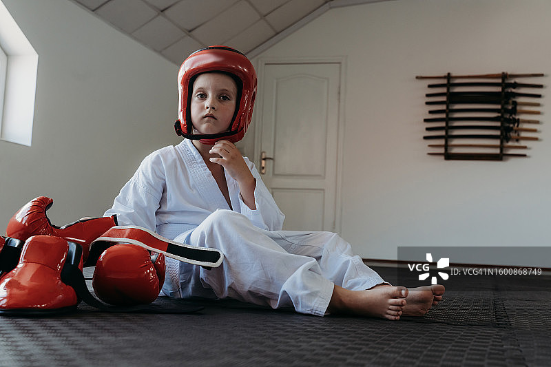 参加跆拳道训练的男孩图片素材