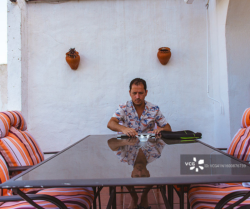 在家办公的男人图片素材