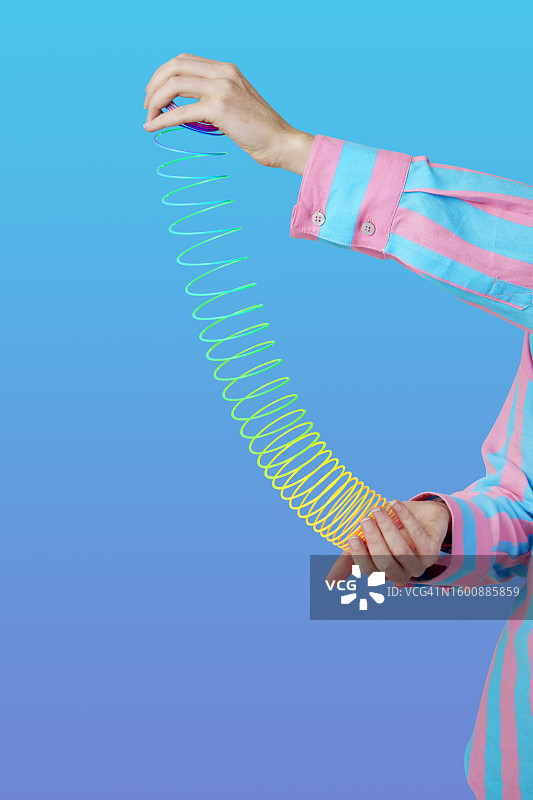 手持柔性弹簧图片素材