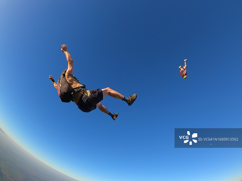 背部飞翔的跳伞运动员图片素材
