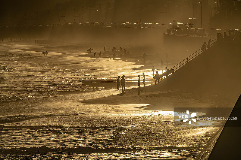 日本神奈川海滩上的夕阳图片素材
