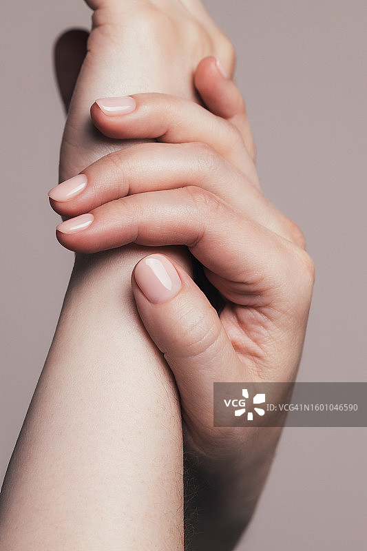 拥有漂亮美甲的手 - 粉色凝胶美甲图片素材