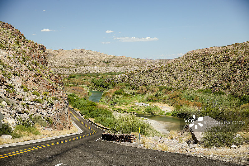 沿着格兰德河的风景道——定义边境地区的河流之路或FM 170图片素材