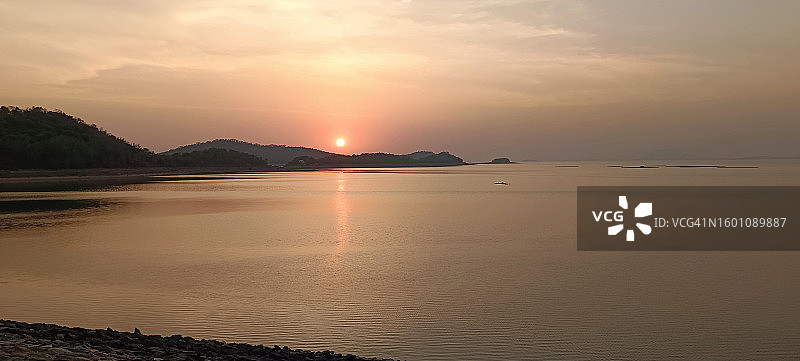 印度奥里萨邦北部地区日落时分的海景图片素材
