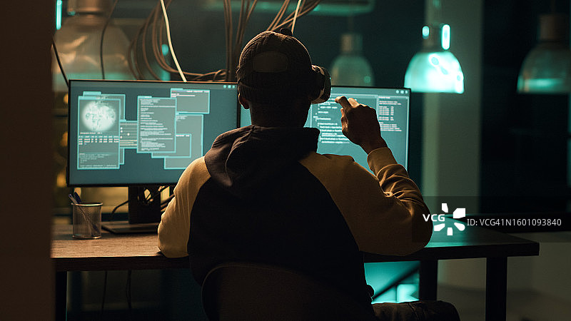 男子夜晚工作的背影图片素材