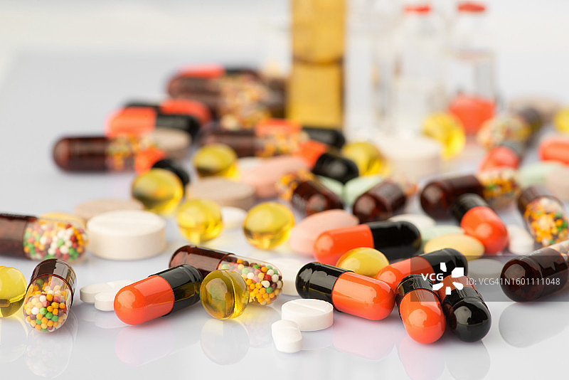 乌兹别克斯坦的彩色药丸特写图片素材