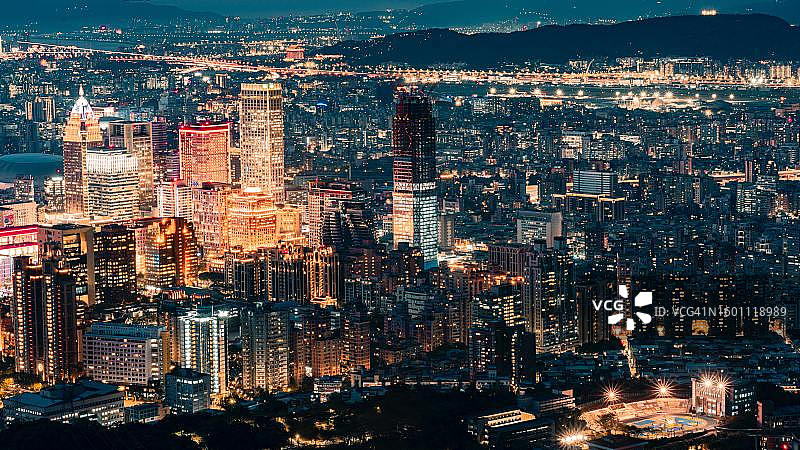 高角度拍摄：城市夜景灯光图片素材