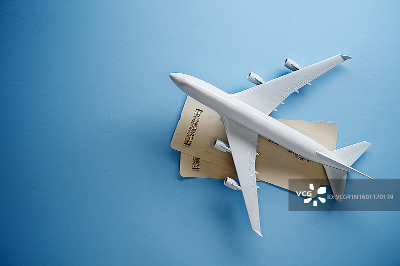 蓝色背景上的飞机模型图片素材