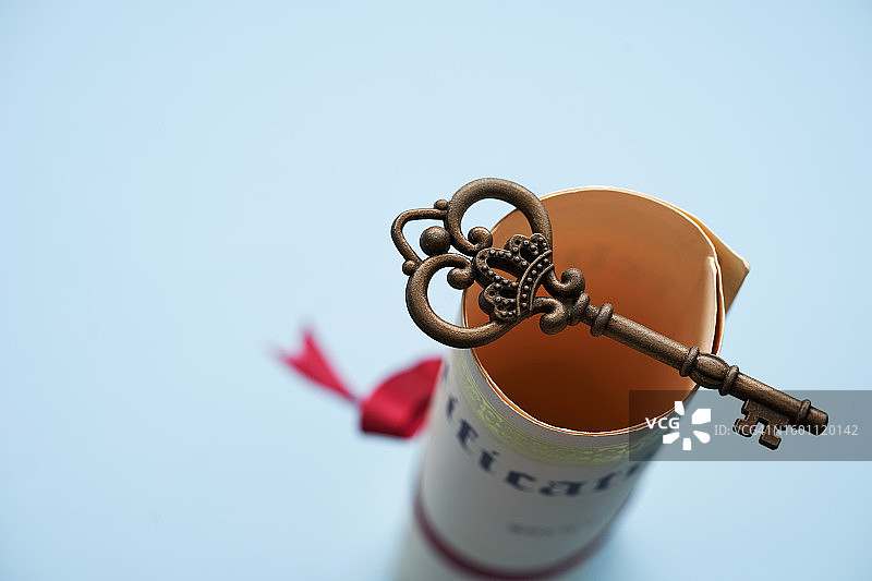 蓝色背景容器中的钥匙特写图片素材