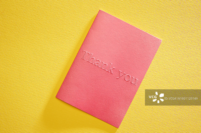 黄色背景上的信封俯视图图片素材