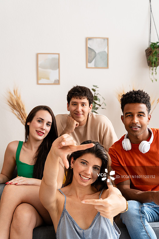 朋友们在客厅里图片素材