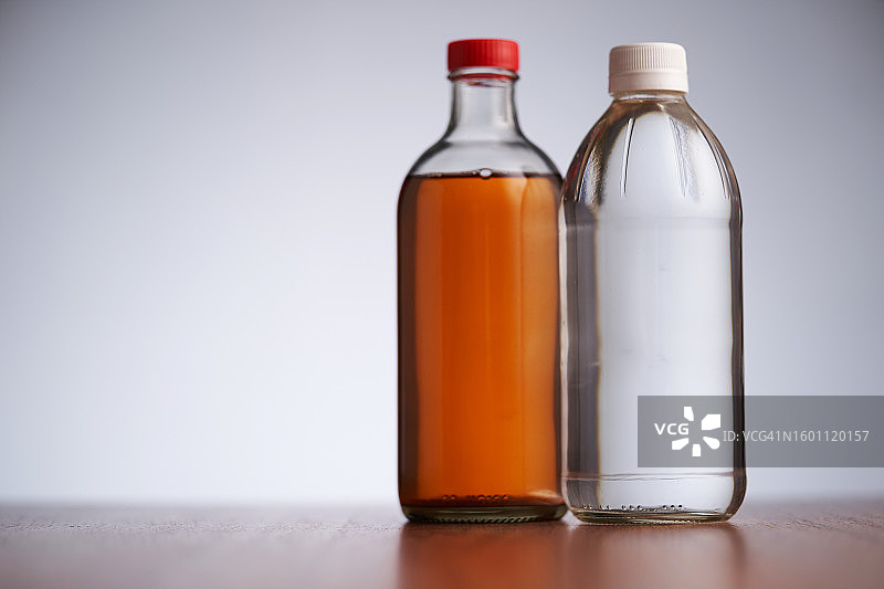 灰色背景下的瓶子特写图片素材