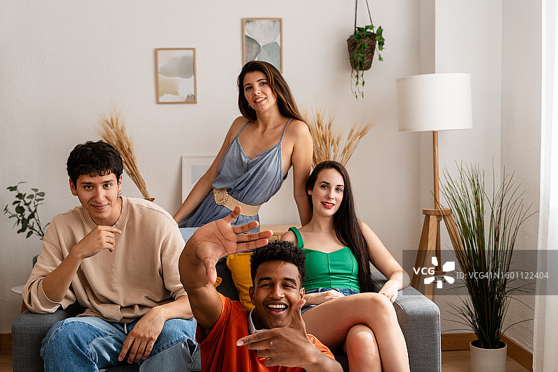 朋友们在客厅里图片素材