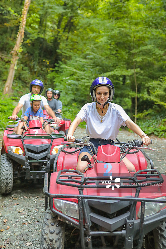 户外运动，家庭，友谊和使用沙滩车的快乐生活图片素材