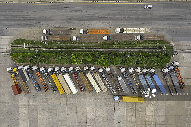 航拍半挂卡车运输集装箱图片素材