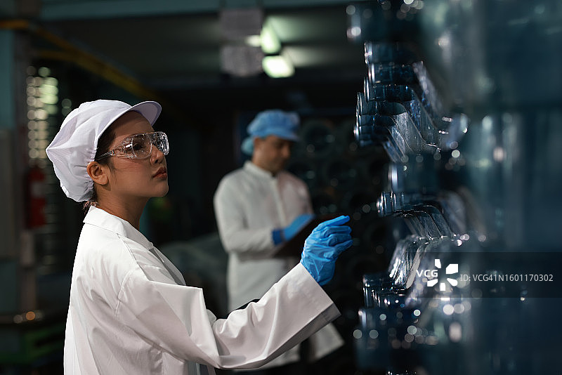 饮用水厂的水质分析：交付给消费者前的饮用水取样质量检查图片素材