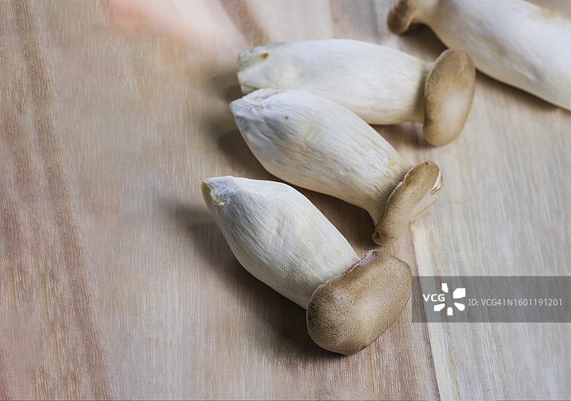 杏鲍菇特写，木制砧板图片素材