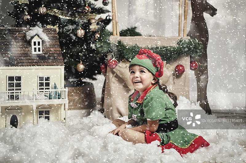 有圣诞树的女孩肖像图片素材