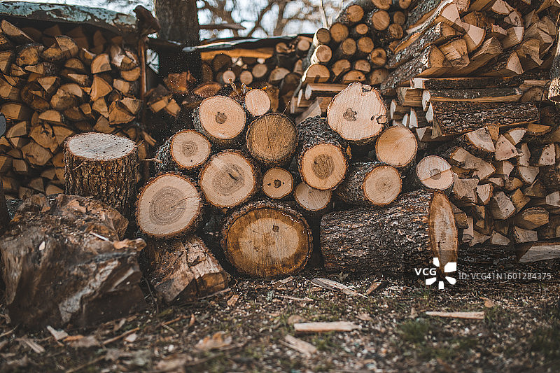 准备切割的木柴图片素材