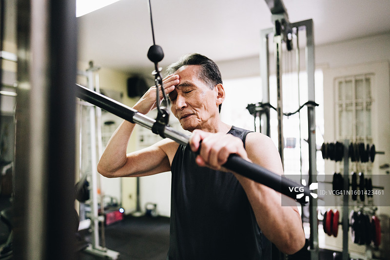 在健身房里疲惫的老年男人图片素材