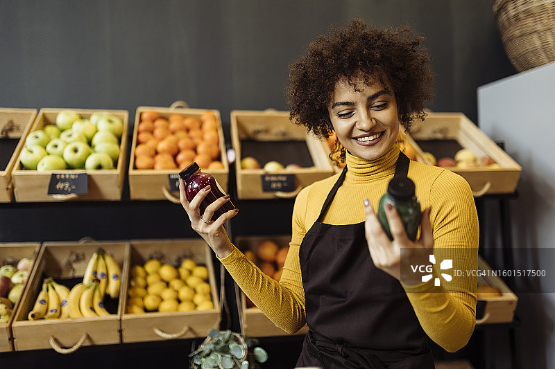 拿着健康手工果汁的女人图片素材