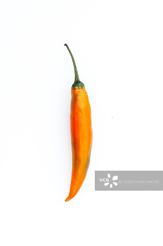 白色背景上晒干的青辣椒图片素材