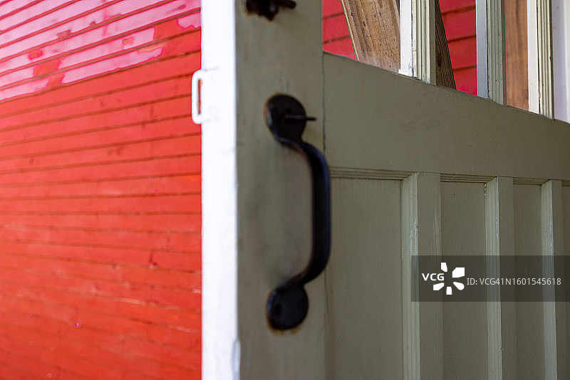 非常红色的谷仓的白色门图片素材