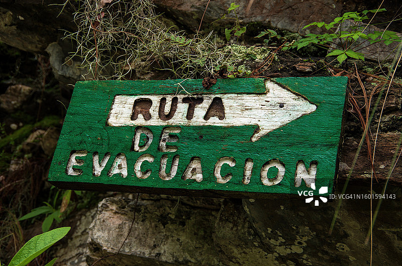 西班牙语“疏散路线”自然保护区木牌图片素材