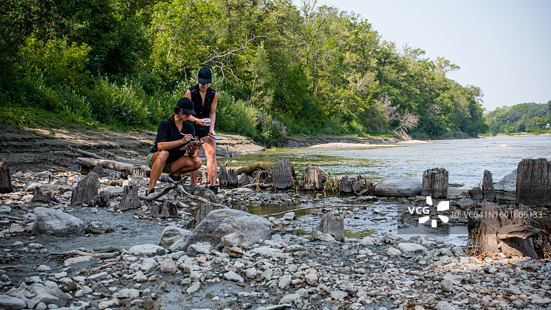 研究人员分析水样图片素材